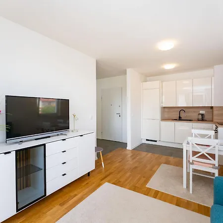 Flora & Dita With Free Private Parking Apartment