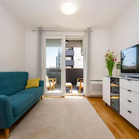 Flora & Dita With Free Private Parking Apartman