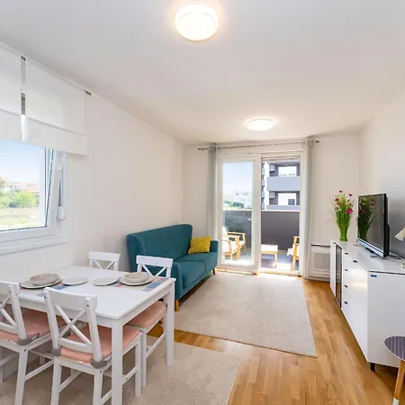 Flora & Dita With Free Private Parking Apartman