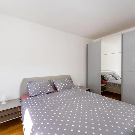 Flora & Dita With Free Private Parking Apartman Zadar