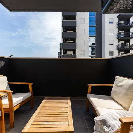 Flora & Dita With Free Private Parking Apartment *