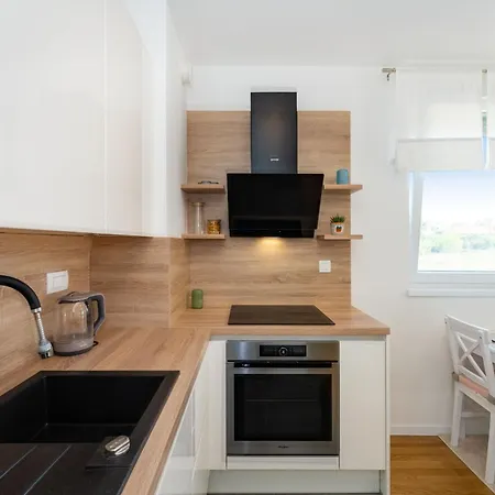 Flora & Dita With Free Private Parking Apartment