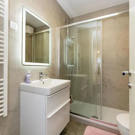 Flora & Dita With Free Private Parking Apartment