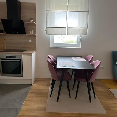 Flora & Dita With Free Private Parking