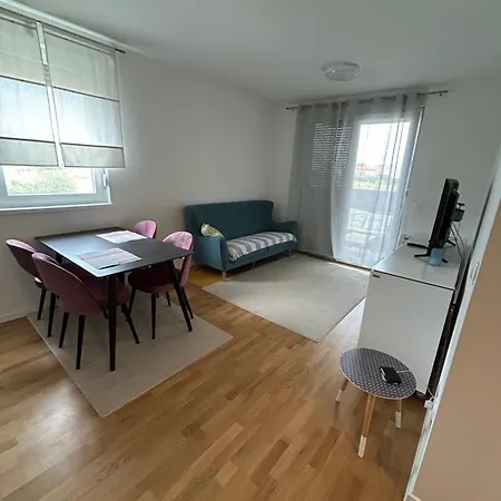 Flora & Dita With Free Private Parking Apartment *