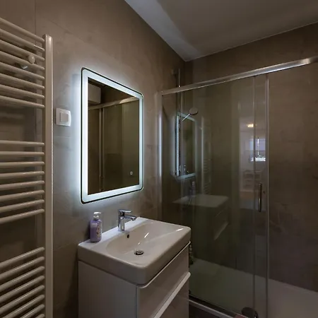 Flora & Dita With Free Private Parking Apartment