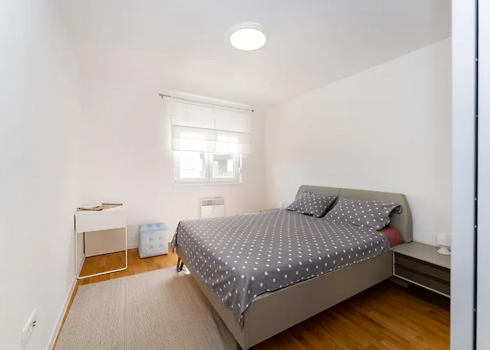 Flora & Dita With Free Private Parking *